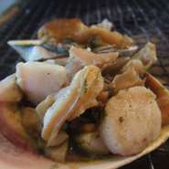 半分に切った大アサリを直火で焼き、醤油や酒などでシンプルに味付けしたもの。