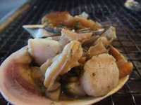 半分に切った大アサリを直火で焼き、醤油や酒などでシンプルに味付けしたもの。
