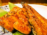秘伝のタレは注ぎ足しすることで味に一層の深みがでる。 間違いなくうなぎの真髄を堪能できる事でしょう。