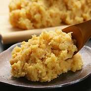 原料は地元産を中心に 厳選された原料と昔ながらの製法による“手造りの味”です。