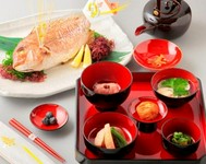 『男の子』は黒色の漆器。『女の子』は朱色の漆器で、伝統に習って「一汁・三菜・真鯛」でご用意。
☆真鯛姿焼き お祝い仕立て
☆高級伝統漆器 特別御膳
☆はまぐり吸物
☆お神酒
☆御祈祷済み お祝い 3点セット