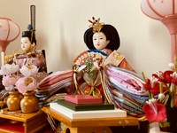 女の子は3月3日の上巳(じょうし)の節句に
幸せを祈り健やかな成長を祈る雛祭りをします。
☆真鯛姿焼き お祝い仕立て
☆高級伝統漆器 特別御膳
☆はまぐり吸物
☆お神酒
☆御祈祷済み お祝い 3点セット