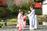 七五三の『お兄ちゃん』や『お姉ちゃん』に、ぴったりの【七五三 お祝い膳】です。
☆真鯛姿焼き お祝い仕立て
☆高級伝統漆器 特別御膳
☆はまぐり吸物
☆お神酒
☆御祈祷済み お祝い 3点セット