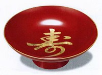 『大盃』に真鯛の姿焼きを入れ、その中に酒を注ぎ入れ飲み干します。
【大盃は無料でお貸しいたします】