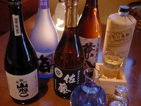 当店では、提携酒販店さんや全国各地の酒蔵さんと綿密に連絡をとりながら、吟味したものだけ提供します。