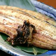 当店の鰻は、細からず、太からず、ちょうど食べ頃の大きさで良質のものだけを厳選して使用しております。