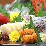 北は『北海道』から南は『九州』と季節にあわせて様々な新鮮な魚貝類が毎日届き厨房を賑やかにしています。