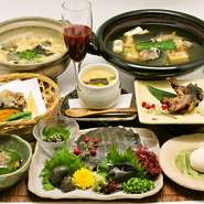 《スッポンへのこだわり》
温暖な気候と、新鮮な魚介類に恵まれた好適地で、スッポンは養殖されています。良質な脂肪とすっきりした風味を持ったスッポンは、長い歴史のなかで培われた技術と自然環境に限りなく近い路地池で飼育されたものだけを厳選し、よく締まった味のよいスッポンだけを調理いたします。