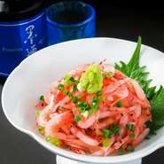 【桜海老の豆知識】

サクラエビ漁は明治の中期に夜アジ漁の漁師が網につける浮木を忘れ、仕方なく浮木なしで網を沈めたところ偶然にも大量のサクラエビが取れたのに始まりだそうです。