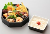 少しリッチなお弁当をご用意しました。
セレブの集まりの席や会議やご接待などで御利用ください。