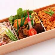 少しリッチなお弁当をご用意いたしました。
ハレの日や会議、ご接待などで、御利用ください。