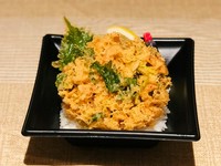 魚魚一の人気料理「桜海老のかき揚げ」を丼にしました。お召し上がり方は、半分は「お塩とレモン」で、残り半分は「丼たれ」で！