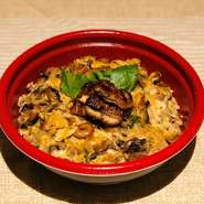 ふわふわ「うな玉丼」 