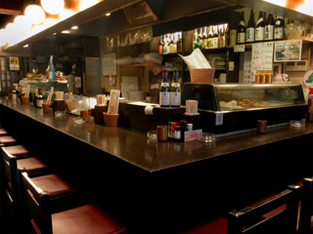 カウンターで、店主との会話を楽しみながらオススメを頂けます