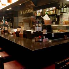カウンターで、店主との会話を楽しみながらオススメを頂けます