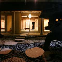 日本庭園に続く個室で、心なごむひとときを。