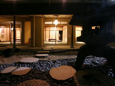 日本庭園に続く個室で、心なごむひとときを。