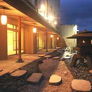 全部屋個室をご用意。四季折々のその姿を変える、風情溢れる景色をお楽しみいただきながら美味しいひとときをお過ごし下さい。三嶋大社でお宮参りされた後は、個室でゆったりお過ごしくださいませ。

