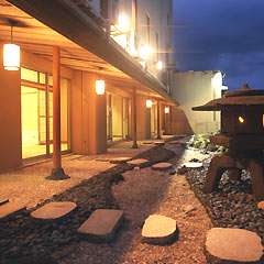 風情溢れるお庭の景色を臨みながら美味しいひとときを。