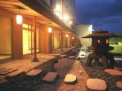 風情溢れるお庭の景色を臨みながら美味しいひとときを。