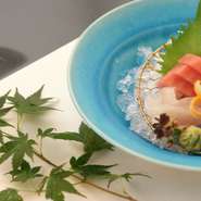 お料理は卓越した目利きで厳選された、駿河湾の魚介類・西箱根高原野菜・富士山伏流水の鰻などの新鮮な旬の素材を使用。そこから生まれる懐石料理を贅沢にご堪能下さい。