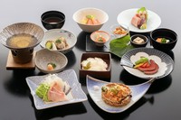 前菜/木の芽味噌和え春菜浸し、金目鯛風干しローストポーク他/吸物/鯛煮麺/造り/金目鯛炙り 上鮪/鉢物金目鯛煮付/焼物/国産牛ヒレロースト/鍋物/金目鯛しゃぶしゃぶ/蒸し物/玉地蒸し/食事鯛ちらし寿司/デザート