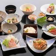 黒酢つかった上品な味わいの酢飯に風味と旨味があふれる羅臼昆布で昆布締めした桜鯛をのせた「桜鯛ちらし」。前菜からデザートまで春らしい華やかな料理の数々をお楽しみください。