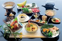 駿河湾の魚介類・箱根西麓野菜などの新鮮な旬の素材から生まれる本格日本料理。お庭の見える個室でゆったりとお寛ぎください。
【お品書き】・前菜・吸物・造り　氷盛り・鉢物・焼物・鍋物・蒸し物・食事・デザート