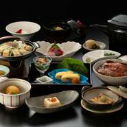 三島の湧水で数日間、身を引き締めた国産鰻を甘辛のタレで仕上げました。
【お品書き】突出し/前菜3点/吸物/造り/鉢物/鍋物/白焼き/ひつまぶし(うなぎ3/4)・香の物/水菓子