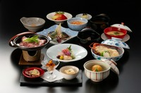 駿河湾の魚介類・箱根西麓野菜などの新鮮な旬の素材から生まれる本格日本料理。お庭の見える個室でゆったりとお寛ぎください。
【お品書き】前菜3点/吸物/造り3点/鉢物/焼物/牛鍋物/蒸し物/食事/水菓子