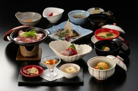 駿河湾の魚介類・箱根西麓野菜などの新鮮な旬の素材から生まれる本格日本料理。お庭の見える個室でゆったりとお寛ぎください。
【お品書き】前菜/吸物/造り2点/鉢物/焼物/鍋物/蒸し物/食事/水菓子