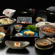 三島の湧水で数日間、身を引き締めた国産鰻を甘辛のタレで仕上げました。
【お品書き】突出し/前菜3点/吸物/すき身/鍋物/白焼き/ひつまぶし（うなぎ1/2)・香の物/水菓子