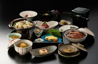 三島の湧水で数日間、身を引き締めた国産鰻を甘辛のタレで仕上げました。
【お品書き】突出し/前菜3点/吸物/造り/鉢物/鍋物/白焼き/ひつまぶし(うなぎ3/4)・香の物/水菓子