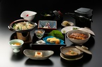 三島の湧水で数日間、身を引き締めた国産鰻を甘辛のタレで仕上げました。
【お品書き】突出し/前菜3点/吸物/すき身/鍋物/白焼き/ひつまぶし（うなぎ1/2)・香の物/水菓子