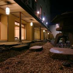 日本庭園に続く個室で、器の織りなす景色もゆったりと楽しむ