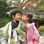 お子様の健やかな成長を願う七五三のお祝い。
三嶋大社でのご祈願の後のお集まりは、日本庭園を望む個室で。【スタジオでの記念写真撮影】付プラン