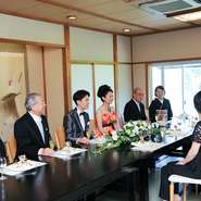 結婚が決まったらご両家の【お顔合わせ・ご結納】
結納は２つの家が新しく結ぶために行われる日本古来からの儀式。一方、お顔合わせは両家の顔を合わせ親睦を深めることを目的とした会。みしまプラザホテルでは、【お顔合わせ・ご結納】ご両家のアニバーサリーのお手伝いをいたします。結納式のお手伝いやスタジオでの記念撮影・結婚式のご相談なども可能です。