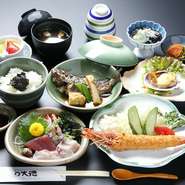 煮魚（その日により変わります）　大きなえびのフライがついて、まさによくばりな定食です。
