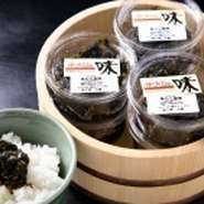 当店自家製の青海苔の佃煮です。鮪の角煮が入っています。醤油と中双糖のみの完全無添加です。定食のご飯のうえに乗せてあります。
価格は150グラム入りで350円です。当店の販売のみになります。