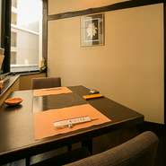 外の景色を見ながらのイス席ゃ掘りごたつの小上がり席があり、すべてが個室となっています。
コンロは、すべての席がIHヒーターで通常のガスコンロと違い、お部屋が暑くならず快適に鍋料理がお召し上がり頂けます