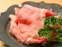 ブロック肉を焼いたレアステーキを冷凍し薄くスライスしました。