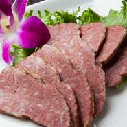 半生タイプのジャーキーは、普通のハードタイプと比較しても、ひと味ちがう味わいで絶品です。