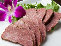 半生タイプのジャーキーは、普通のハードタイプと比較しても、ひと味ちがう味わいで絶品です。