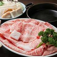 焼くように鍋で煮て秘伝のタレで「すき焼」
おすすめコースや数量限定の極上霜ふりコース・松コース・竹コースよりお選びください。