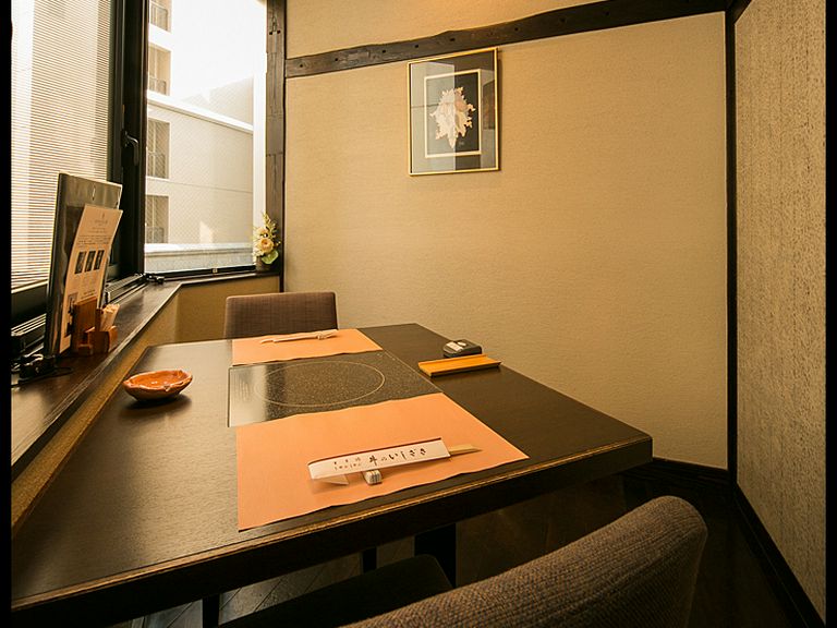 くつろぎの全卓個室、イス席と掘りごたつ席の2タイプのお部屋