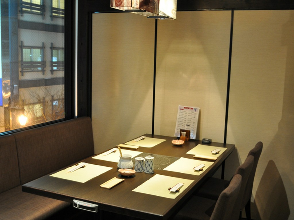 外の見えるイス席