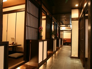 掘りごたつの個室でゆったりと