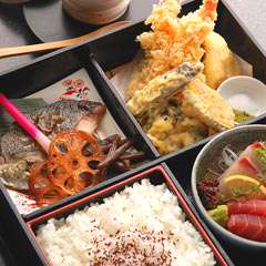 特製豪弁当（予約制）1200円フォアグラとフカヒレの茶碗蒸480円