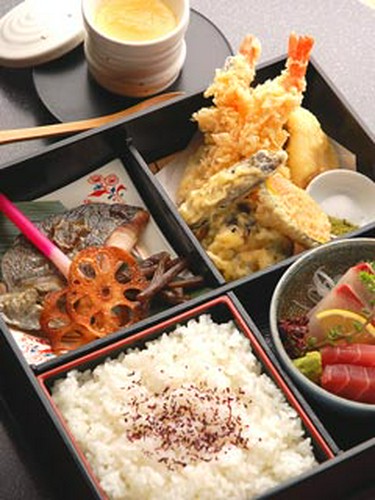 特製豪弁当（予約制）1200円フォアグラとフカヒレの茶碗蒸480円