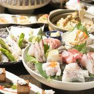 お一人分ずつのお皿でご提供する「個人盛り　天コース」5000円はご接待にも最適です。ビジネスのご会食でも会話がしやすい「独立個室」がございます。